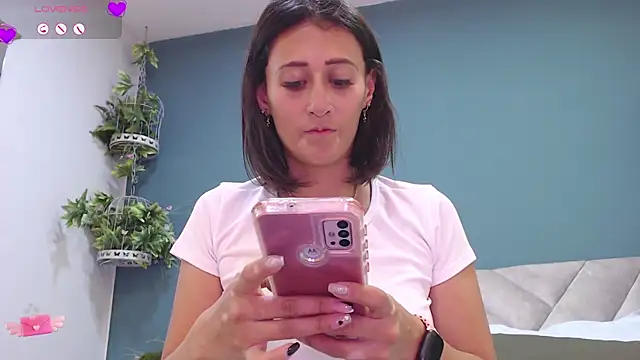 Snapshot of SharisWillian chatting on February 8, 3:08 am SharisWillian online show from February 8, 3:08 am