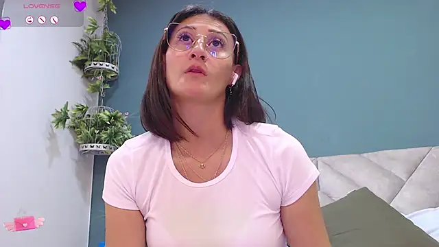 Snapshot of SharisWillian chatting on February 8, 12:17 pm SharisWillian online show from February 8, 12:17 pm