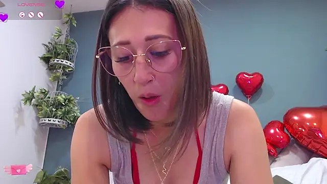 Snapshot of SharisWillian chatting on February 14, 5:19 am SharisWillian online show from February 14, 5:19 am