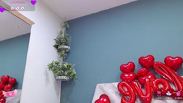 Snapshot of SharisWillian chatting on February 15, 10:11 am SharisWillian online show from February 15, 10:11 am