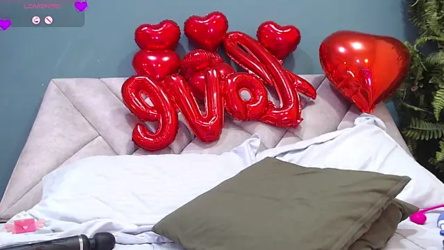 Snapshot of SharisWillian chatting on February 15, 4:23 pm SharisWillian online show from February 15, 4:23 pm