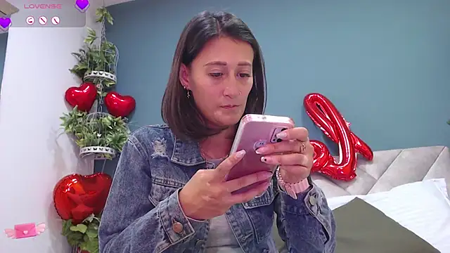 Snapshot of SharisWillian chatting on February 19, 3:28 am SharisWillian online show from February 19, 3:28 am