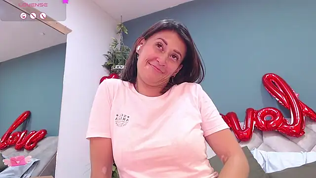 Snapshot of SharisWillian chatting on February 20, 7:45 am SharisWillian online show from February 20, 7:45 am