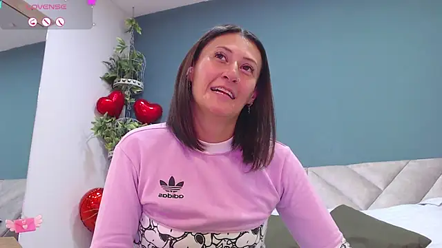 Snapshot of SharisWillian chatting on March 12, 3:57 am SharisWillian online show from March 12, 3:57 am