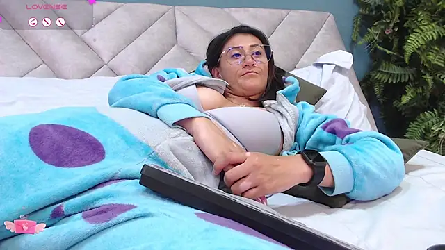 Snapshot of SharisWillian chatting on March 12, 10:26 am SharisWillian online show from March 12, 10:26 am