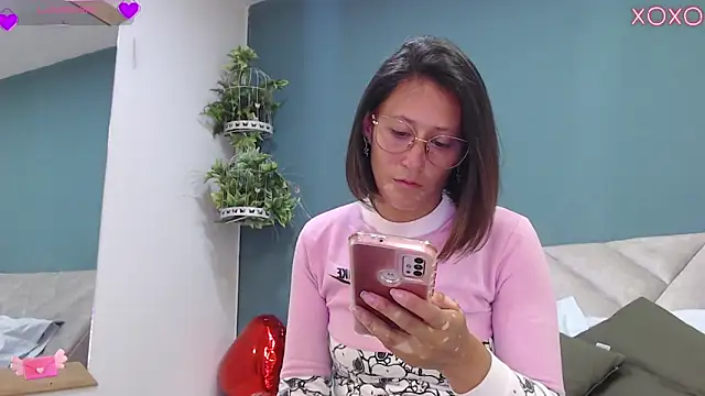 Snapshot of SharisWillian chatting on September 19, 4:03 am SharisWillian online show from September 19, 4:03 am