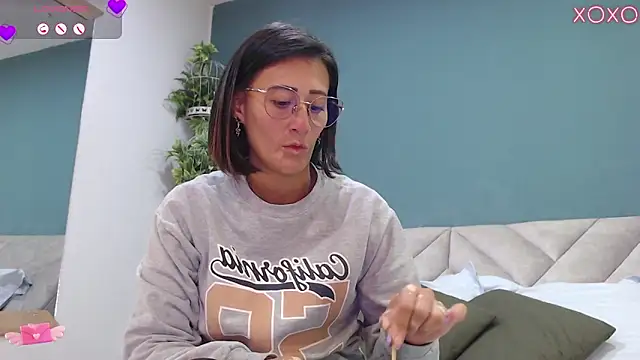 Snapshot of SharisWillian chatting on September 30, 3:44 am SharisWillian online show from September 30, 3:44 am