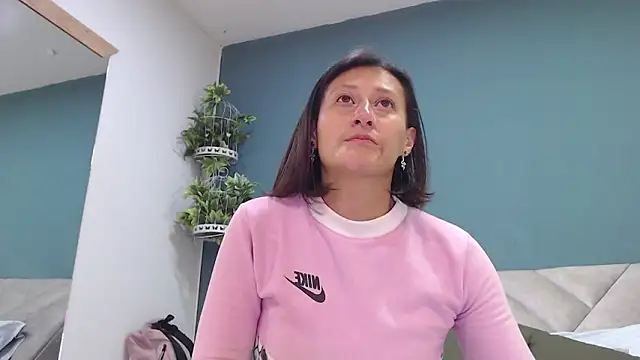 Snapshot of SharisWillian chatting on October 7, 3:47 am SharisWillian online show from October 7, 3:47 am