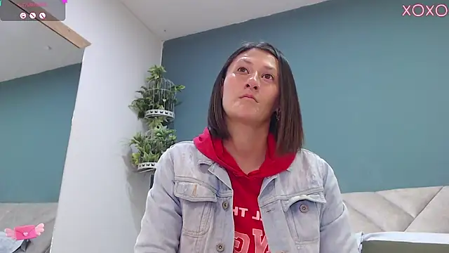 Snapshot of SharisWillian chatting on October 9, 4:10 am SharisWillian online show from October 9, 4:10 am