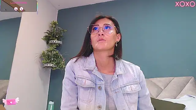 Snapshot of SharisWillian chatting on October 25, 3:47 am SharisWillian online show from October 25, 3:47 am