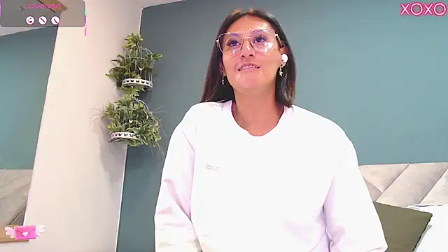 Snapshot of SharisWillian chatting on October 27, 4:05 am SharisWillian online show from October 27, 4:05 am