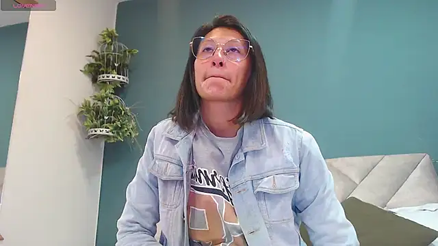 Snapshot of SharisWillian chatting on November 27, 3:41 am SharisWillian online show from November 27, 3:41 am