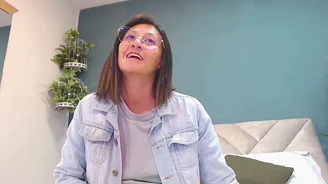 Snapshot of SharisWillian chatting on December 1, 3:33 am SharisWillian online show from December 1, 3:33 am