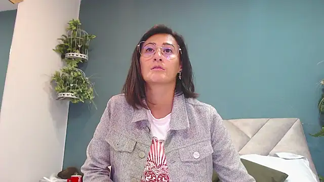 Snapshot of SharisWillian chatting on December 3, 3:47 am SharisWillian online show from December 3, 3:47 am