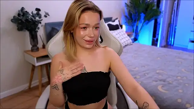 Snapshot of Lily_Yin chatting on December 15, 7:23 am Lily Yin online show from December 15, 7:23 am