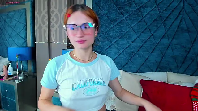 Snapshot of AdelaineBest chatting on December 20, 4:42 am AdelaineBest online show from December 20, 4:42 am