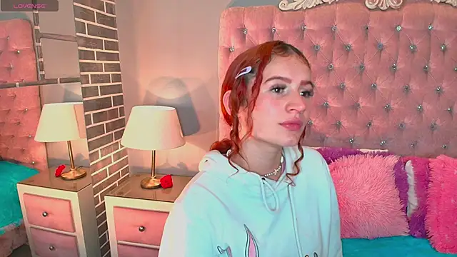 Snapshot of AdelaineBest chatting on October 17, 6:05 am AdelaineBest online show from October 17, 6:05 am