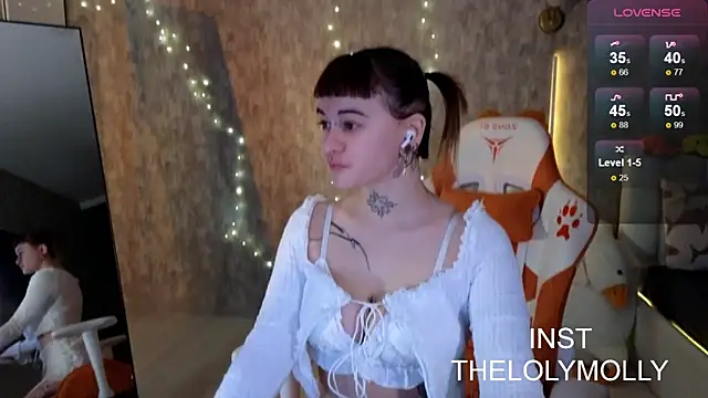 Snapshot of LolyMolli chatting on October 18, 10:05 am LolyMolli online show from October 18, 10:05 am