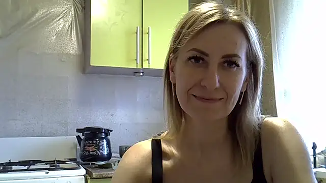 Snapshot of AshleyXHoney chatting on December 4, 8:56 am AshleyXHoney online show from December 4, 8:56 am