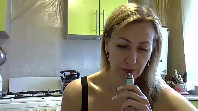 Snapshot of AshleyXHoney chatting on December 6, 8:48 am AshleyXHoney online show from December 6, 8:48 am