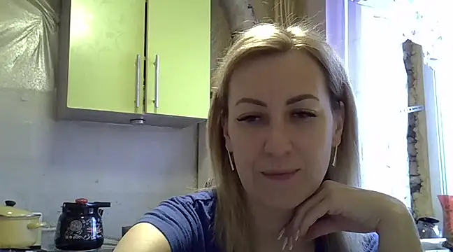 Snapshot of AshleyXHoney chatting on December 16, 6:43 am AshleyXHoney online show from December 16, 6:43 am