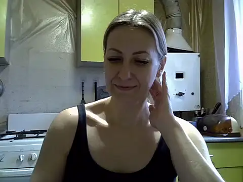 Snapshot of AshleyXHoney chatting on December 3, 7:38 am AshleyXHoney online show from December 3, 7:38 am