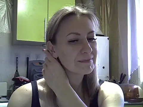 Snapshot of AshleyXHoney chatting on December 4, 7:17 am AshleyXHoney online show from December 4, 7:17 am