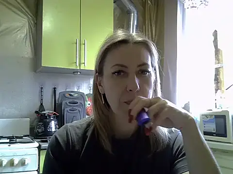 Snapshot of AshleyXHoney chatting on December 15, 8:29 am AshleyXHoney online show from December 15, 8:29 am