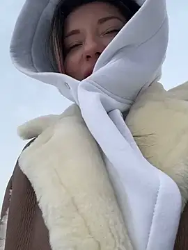 Snapshot of MooonReal chatting on December 5, 6:32 am MooonReal online show from December 5, 6:32 am