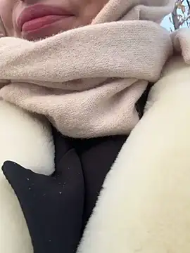 Snapshot of MooonReal chatting on January 19, 3:39 am MooonReal online show from January 19, 3:39 am