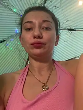 Snapshot of MooonReal chatting on February 8, 8:52 am MooonReal online show from February 8, 8:52 am