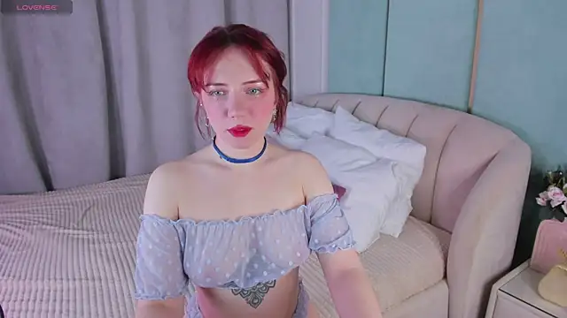 Snapshot of Love_is_Lola chatting on January 5, 1:13 am Love is Lola online show from January 5, 1:13 am