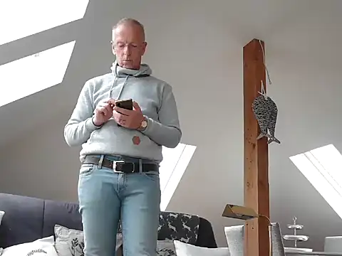 Snapshot of maxmueller321 chatting on June 16, 12:30 pm maxmueller321 online show from June 16, 12:30 pm