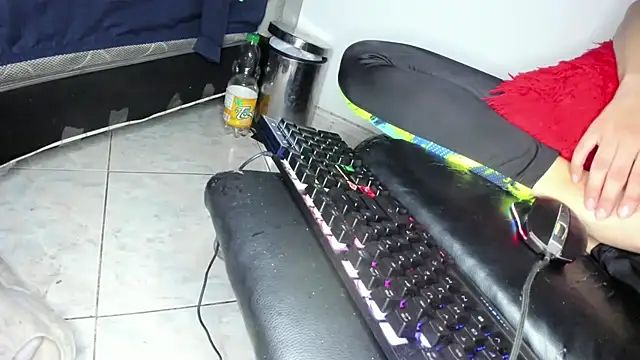 Snapshot of guy_master chatting on December 6, 7:56 pm guy master online show from December 6, 7:56 pm