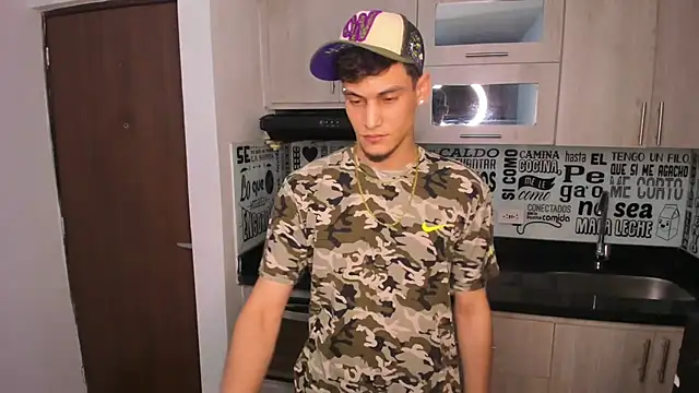 Snapshot of guy_master chatting on December 24, 1:49 am guy master online show from December 24, 1:49 am