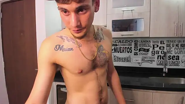 Snapshot of guy_master chatting on December 24, 8:22 am guy master online show from December 24, 8:22 am