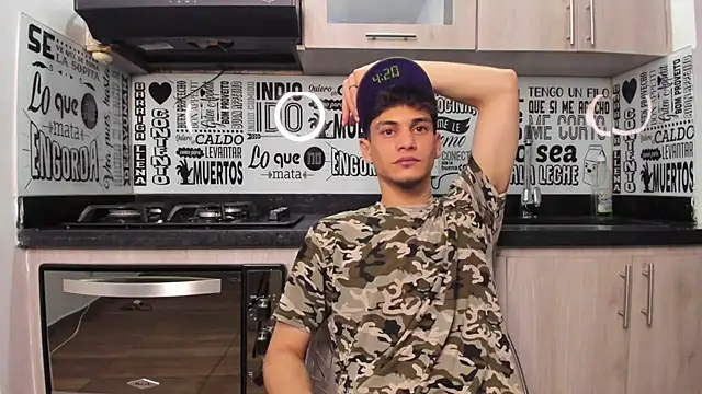 Snapshot of guy_master chatting on December 24, 11:28 am guy master online show from December 24, 11:28 am