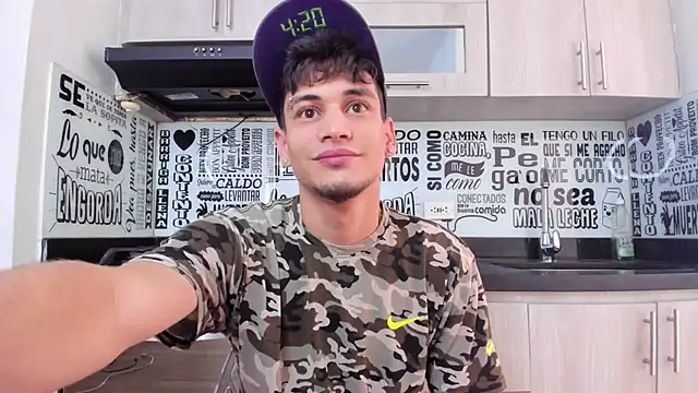 Snapshot of guy_master chatting on December 24, 5:02 pm guy master online show from December 24, 5:02 pm