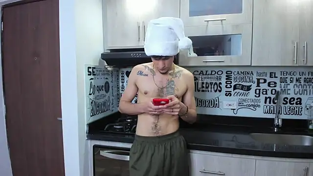 Snapshot of guy_master chatting on December 24, 11:11 pm guy master online show from December 24, 11:11 pm