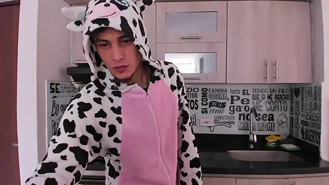 Snapshot of guy_master chatting on December 27, 4:21 pm guy master online show from December 27, 4:21 pm