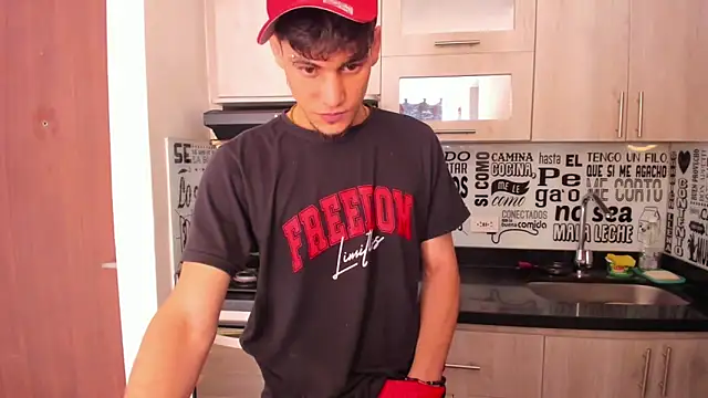 Snapshot of guy_master chatting on December 28, 7:43 pm guy master online show from December 28, 7:43 pm