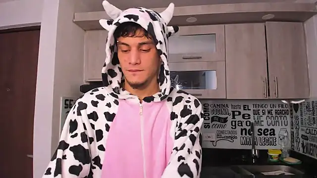 Snapshot of guy_master chatting on December 29, 4:38 am guy master online show from December 29, 4:38 am