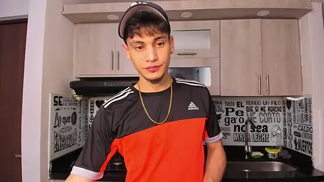 Snapshot of guy_master chatting on December 30, 7:04 am guy master online show from December 30, 7:04 am