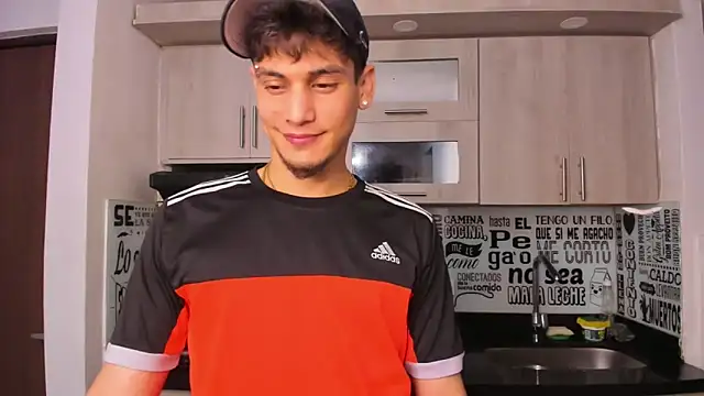 Snapshot of guy_master chatting on December 30, 10:10 am guy master online show from December 30, 10:10 am