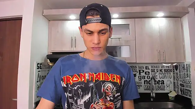 Snapshot of guy_master chatting on January 4, 5:48 am guy master online show from January 4, 5:48 am