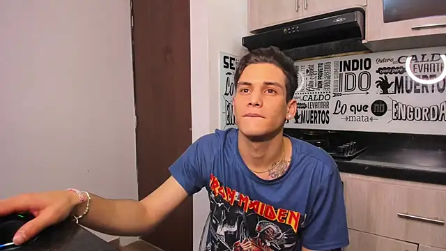 Snapshot of guy_master chatting on January 4, 8:49 am guy master online show from January 4, 8:49 am