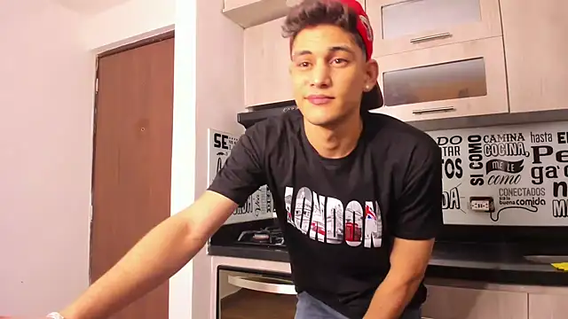 Snapshot of guy_master chatting on January 6, 3:31 am guy master online show from January 6, 3:31 am