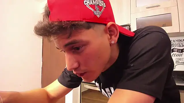 Snapshot of guy_master chatting on January 6, 6:36 am guy master online show from January 6, 6:36 am