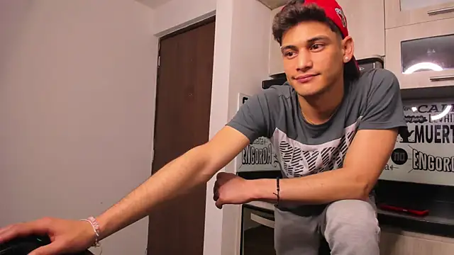 Snapshot of guy_master chatting on January 7, 10:01 am guy master online show from January 7, 10:01 am