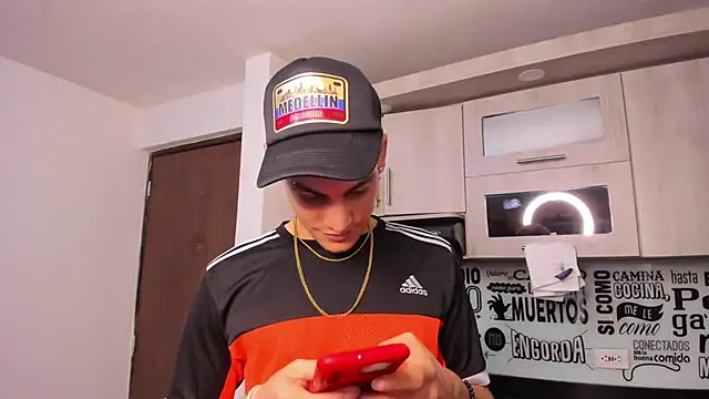 Snapshot of guy_master chatting on January 11, 6:56 am guy master online show from January 11, 6:56 am